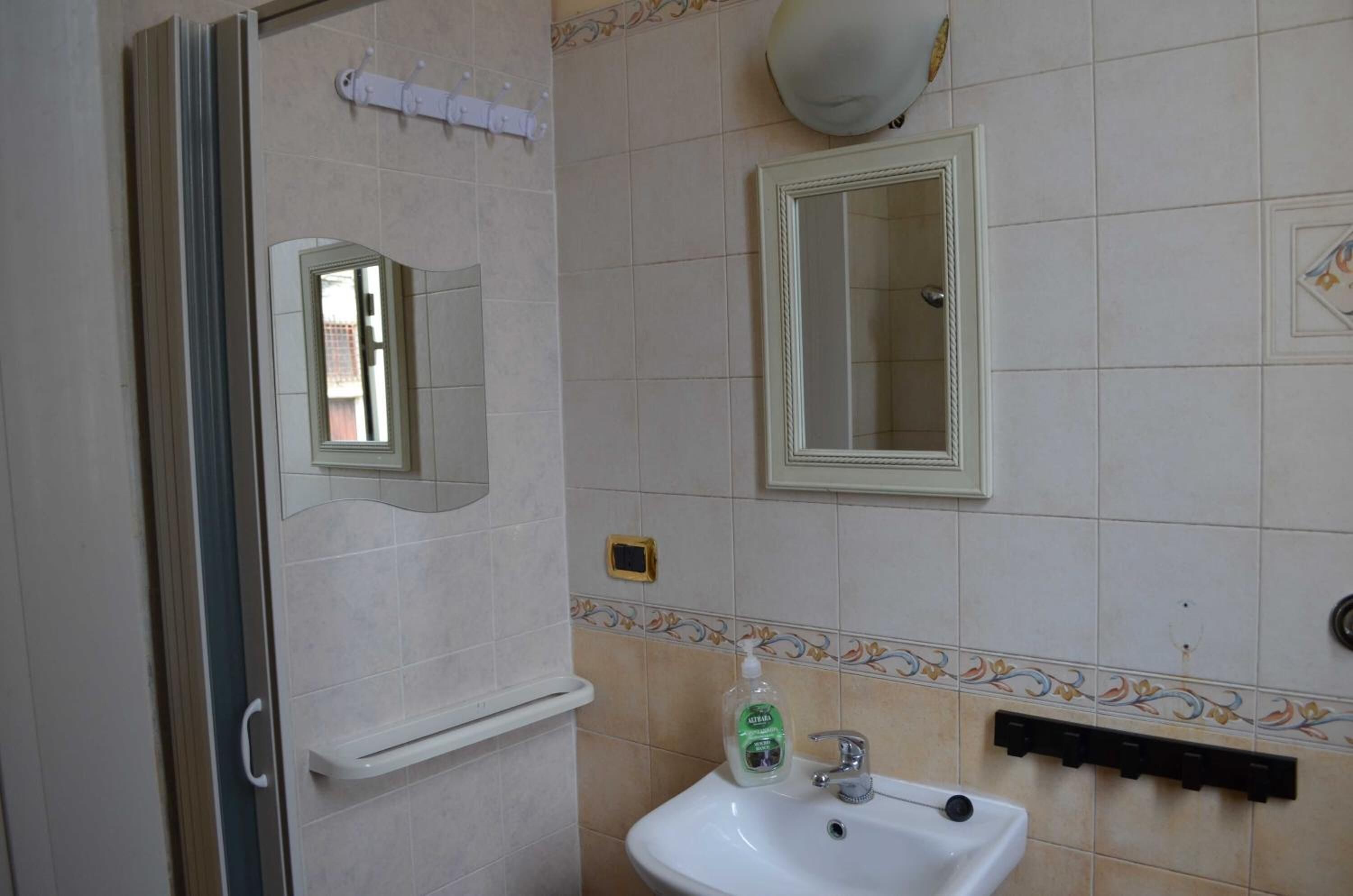 Douche, bidet, serviettes fournies, papier toilette