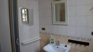 تجهيزات دش، مراحيض شطف، مناشف، ورق حمّام