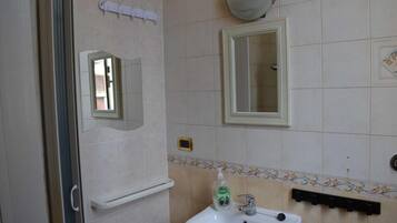 Douche, bidet, serviettes fournies, papier toilette