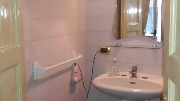 Dusche, Bidet, Handtücher, Toilettenpapier