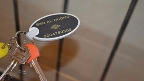 تجهيزات دش، مراحيض شطف، مناشف، ورق حمّام
