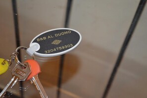 Douche, bidet, serviettes fournies, papier toilette