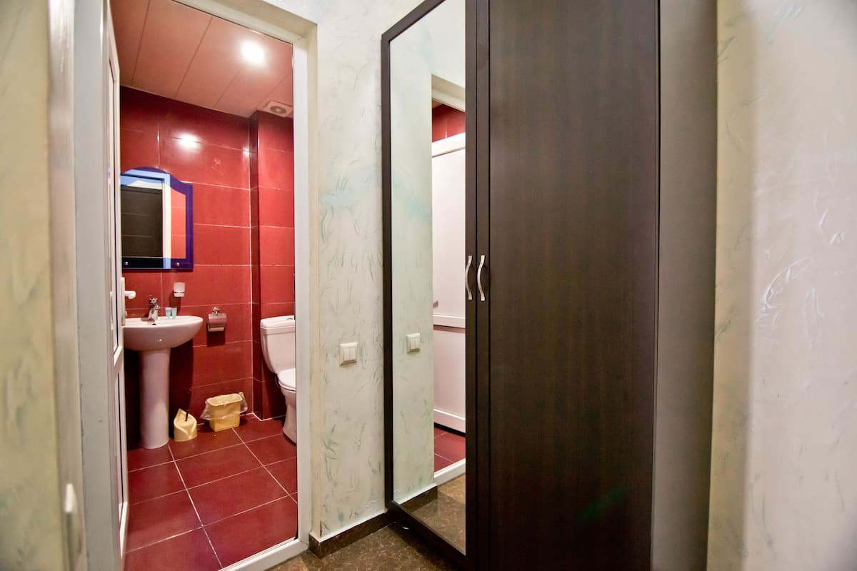 Quarto casal, 1 cama de casal, sacada (304) | Ferros/tábuas de passar roupa, Wi-Fi de cortesia, roupa de cama