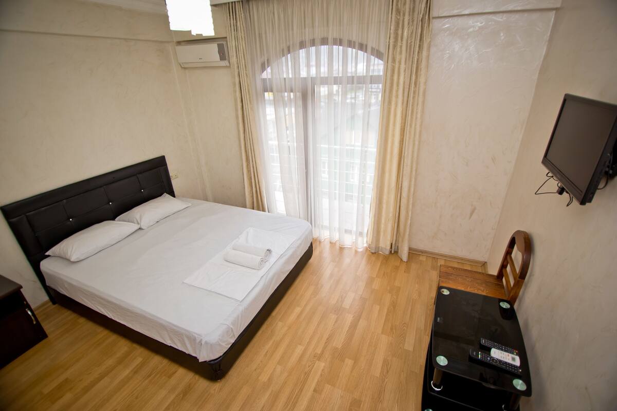 Quarto casal, 1 cama de casal, varanda coberta (201) | Ferros/tábuas de passar roupa, Wi-Fi de cortesia, roupa de cama