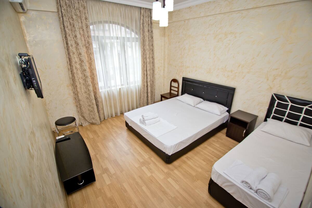 ห้องทริปเปิล, หลายเตียง, ระเบียง (302) | เตารีด/โต๊ะรีดผ้า, Wi-Fi ฟรี, ผ้าปูที่นอน
