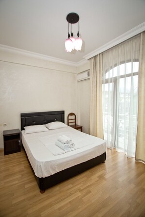 Doppelzimmer, 1 Doppelbett, Balkon (401) | Bügeleisen/Bügelbrett, kostenloses WLAN, Bettwäsche