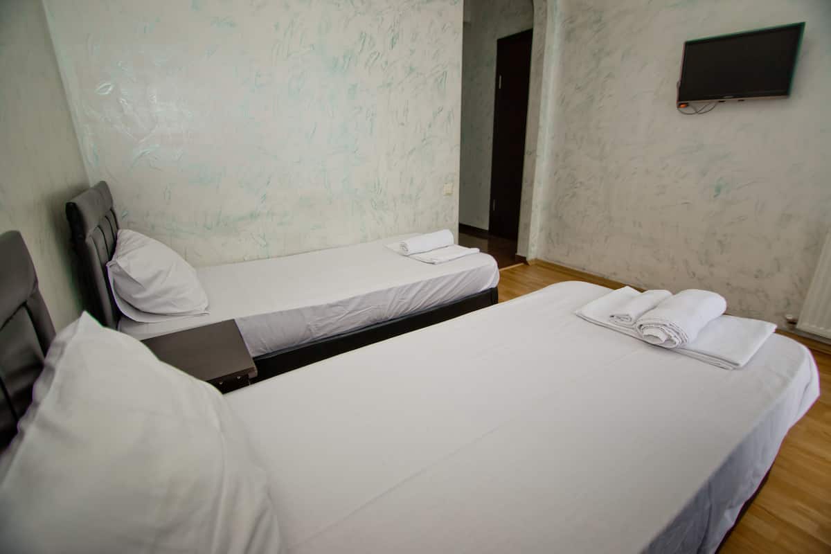 ห้องทวิน, เตียงเดี่ยว 2 เตียง, ระเบียง (204) | เตารีด/โต๊ะรีดผ้า, Wi-Fi ฟรี, ผ้าปูที่นอน