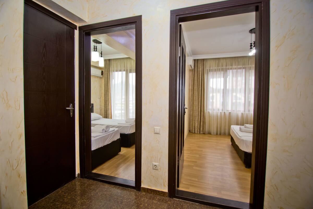 Suíte, várias camas (402) | Ferros/tábuas de passar roupa, Wi-Fi de cortesia, roupa de cama