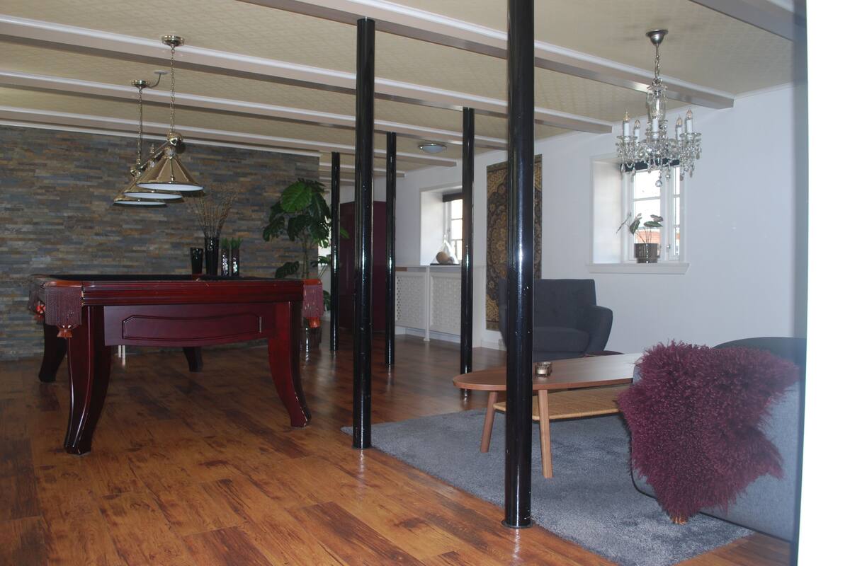 Eenvoudig appartement, meerdere slaapkamers (14 persons, shared living room) | Woonruimte | Een flatscreentelevisie