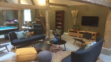 Basic Apartment, Multiple Bedrooms (24 persons, shared living room) | Living room | Flat-screen TV