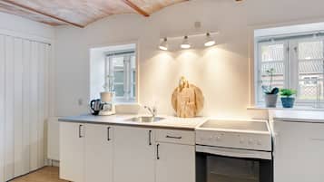 Basic Apartment, 1 Bedroom (4 persons, B) | Private kitchen | Full-sized fridge, oven, stovetop, coffee/tea maker