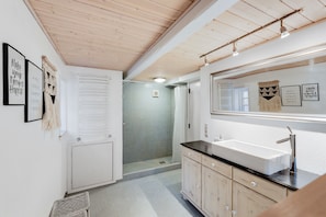 Apartamento básico, 3 habitaciones (8 persons) | Baño | Ducha y papel higiénico
