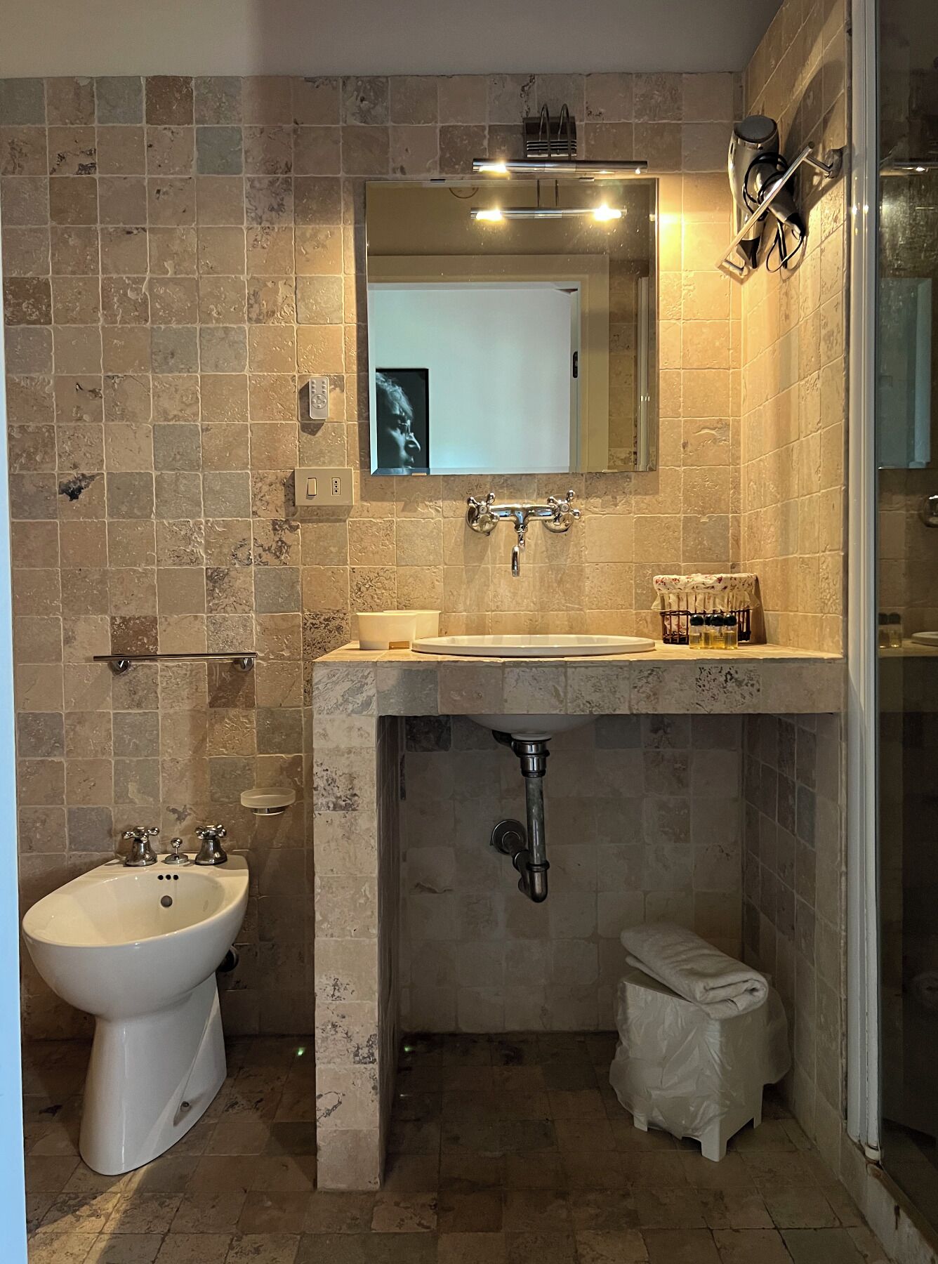 Un bagno con lavandino, specchio e doccia.
