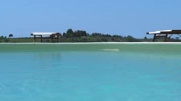 Außenpool (je nach Saison geöffnet), Sonnenschirme, Liegestühle