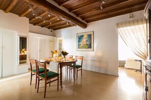 Apartment, 3 Schlafzimmer | Essbereich im Zimmer