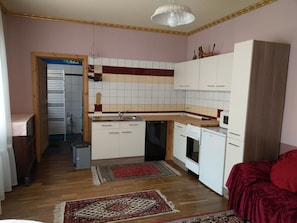 Apartamento | Cozinha privada | Geladeira, micro-ondas, fogão, cooktop