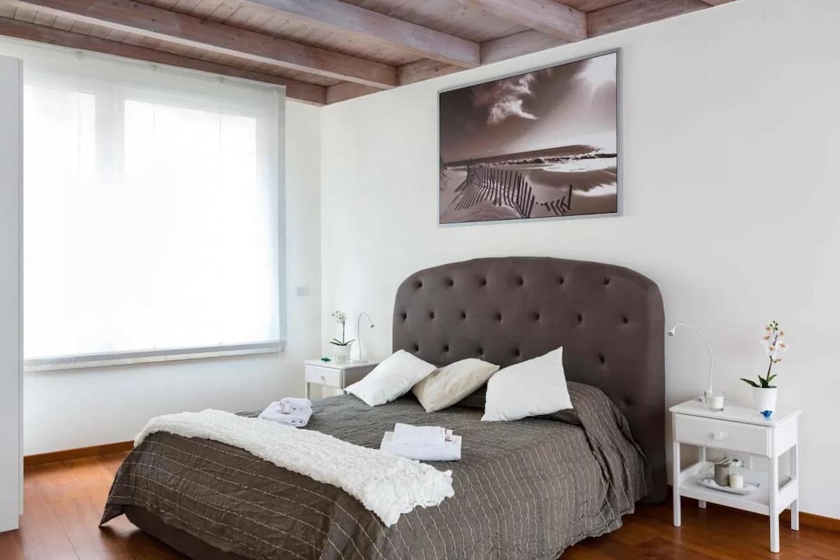 1 habitación, escritorio y espacio para trabajar con laptop