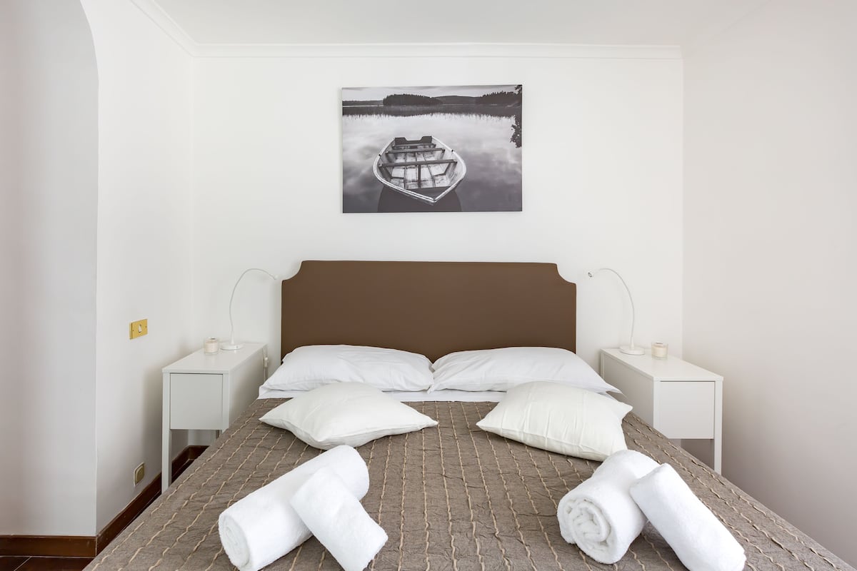 1 habitación, escritorio y espacio para trabajar con laptop