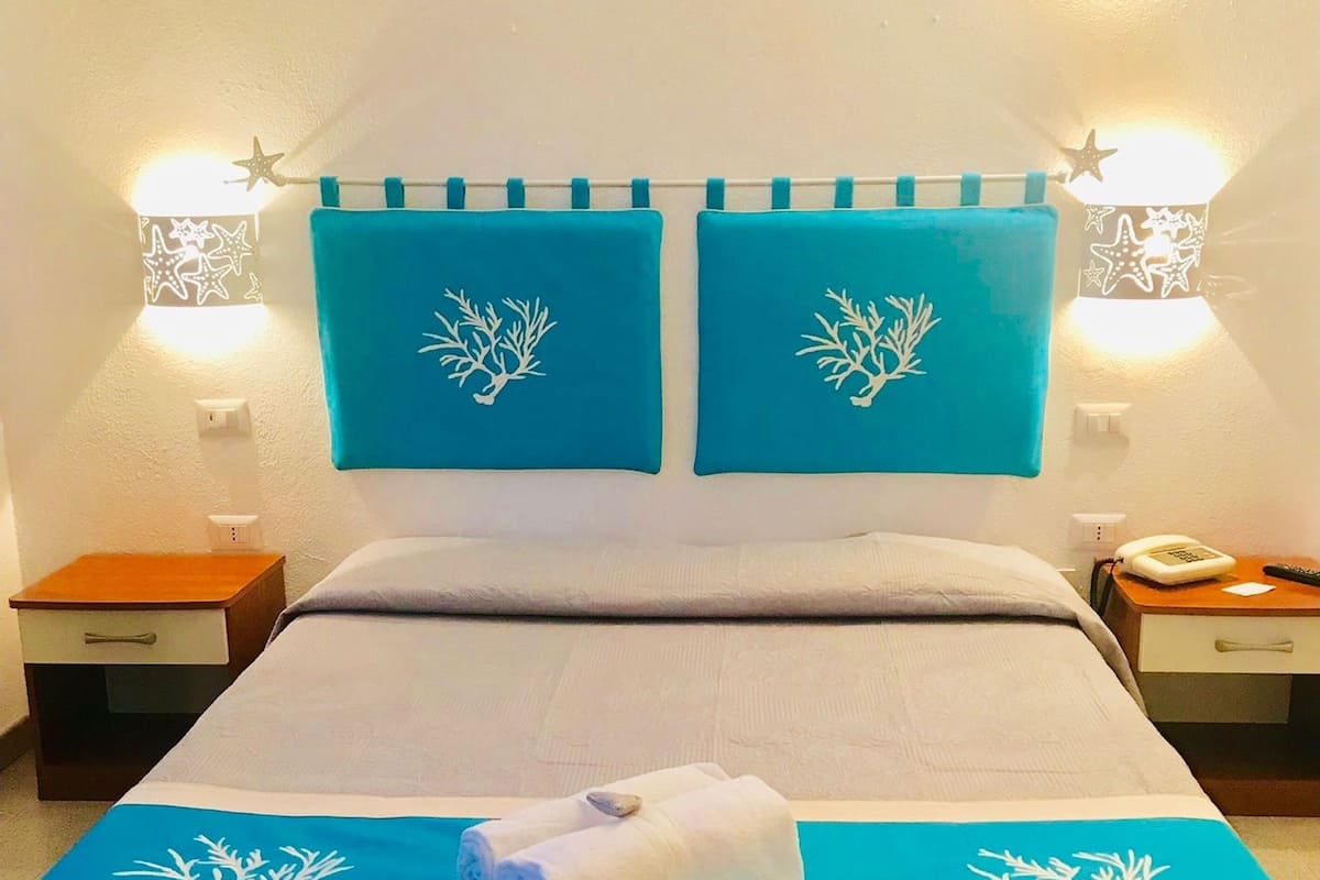 Habitación económica doble | Caja fuerte, escritorio, cunas (de pago) y wifi gratis