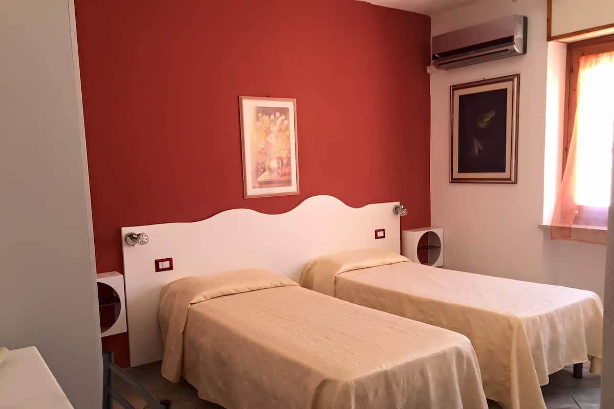 Habitación económica con 2 camas individuales | Caja fuerte, escritorio, cunas (de pago) y wifi gratis