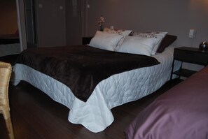 Dreibettzimmer, Mehrere Betten | Individuell dekoriert, individuell eingerichtet, Verdunkelungsvorhänge