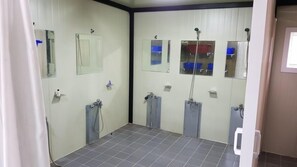 Shower, hair dryer, towels, soap - Yumyeongsan Healing Camp - Campsite (Gapyeong)