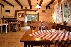Tägliches Frühstücksbuffet (8.50 EUR pro Person)