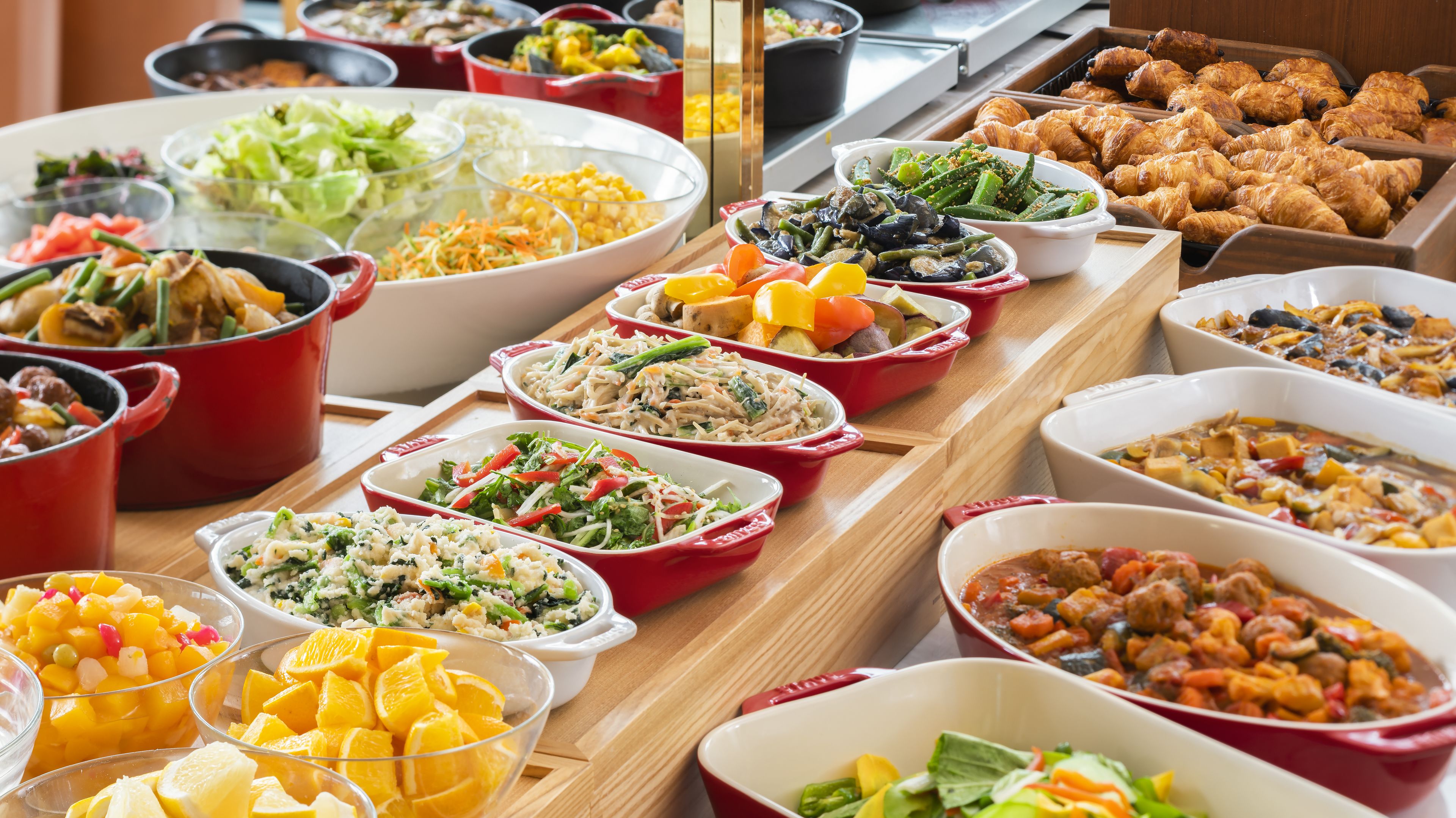 Daily buffet breakfast (JPY 2970 per person)
