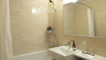 وحدات دش مع أحواض استحمام، مجففات شعر، خف للقدمين