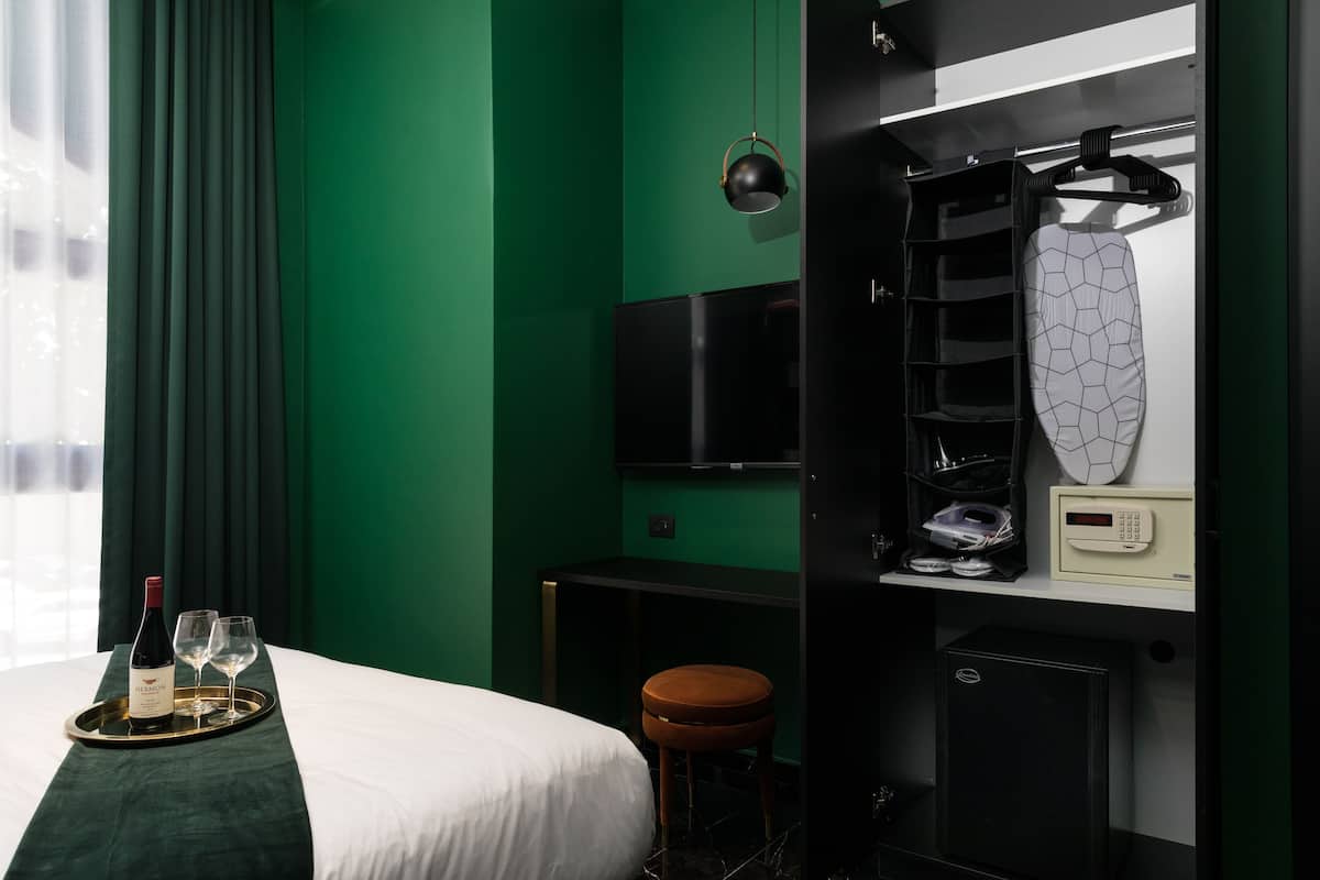 Luxe beddengoed, een kluis op de kamer, een laptopwerkplek