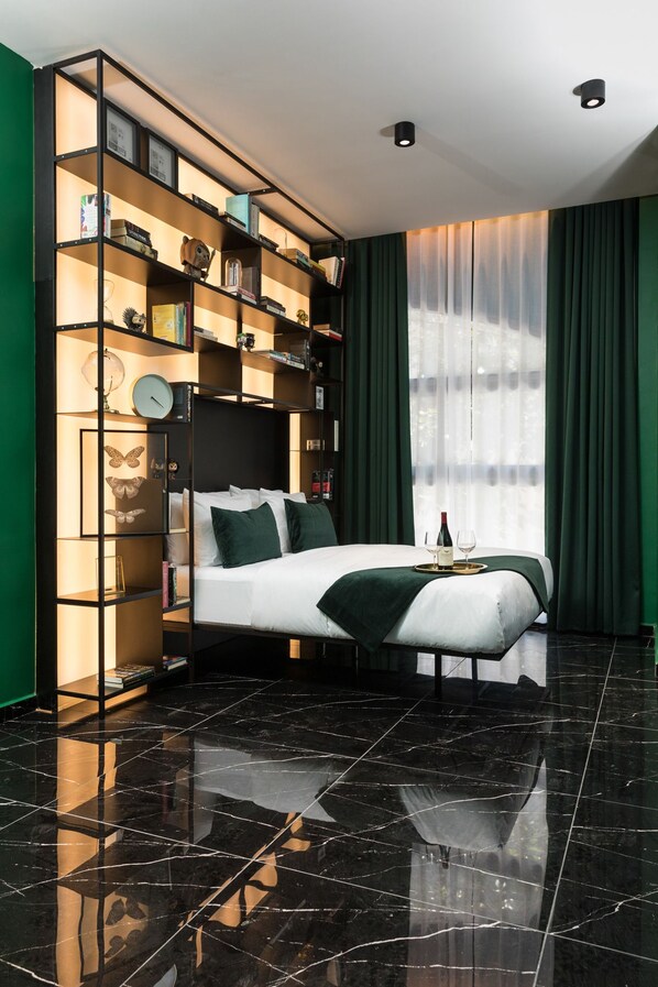 Ropa de cama de alta calidad y caja de seguridad en la habitación 