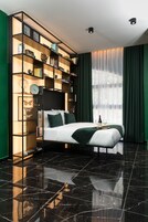 Premium bedding, in-room safe, laptop workspace, iron/ironing board