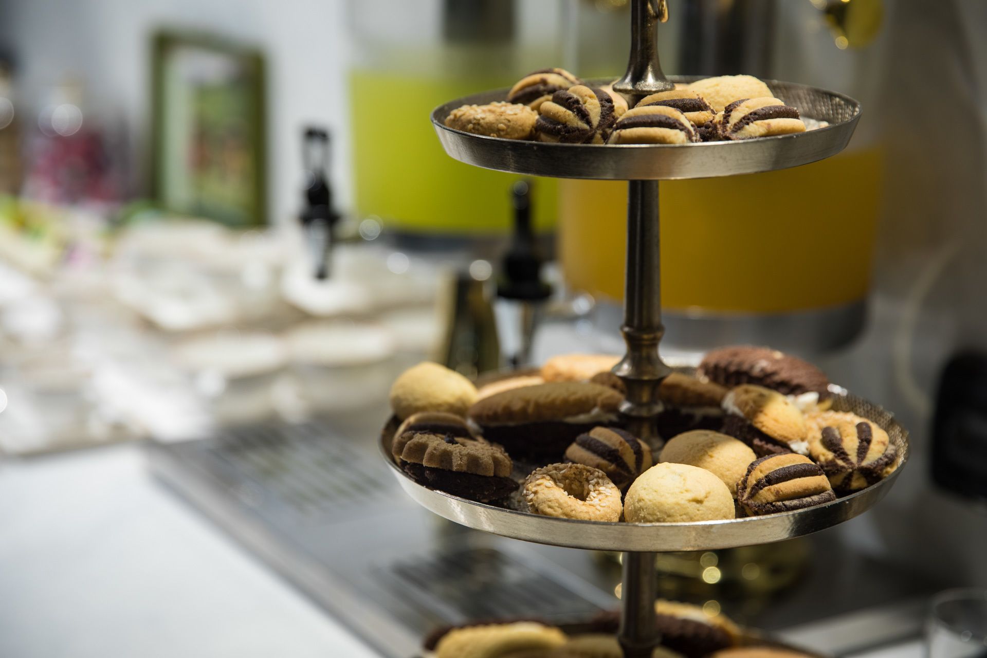 Un présentoir à trois niveaux garni d’un assortiment de biscuits.