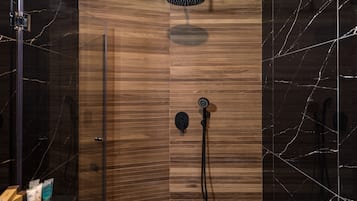 Regadera, amenidades de baño gratuitas, secadora de cabello, toallas