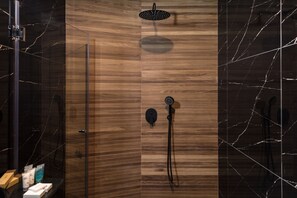 Shower, free toiletries, hair dryer, towels - Joseph Hotel TLV (Tel Aviv)