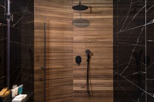 Ducha, artículos de tocador gratuitos, secador de pelo, toallas