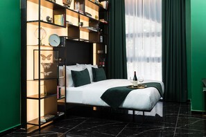 أغطية فراش متميزة وخزنة داخل الغرفة ومساحة عمل للكم بيوتر المحمول