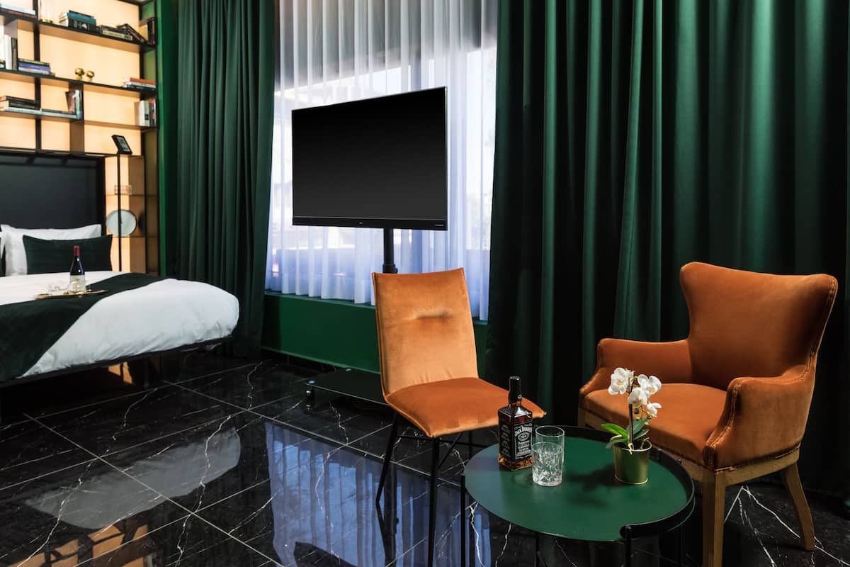 Luxe beddengoed, een kluis op de kamer, een laptopwerkplek