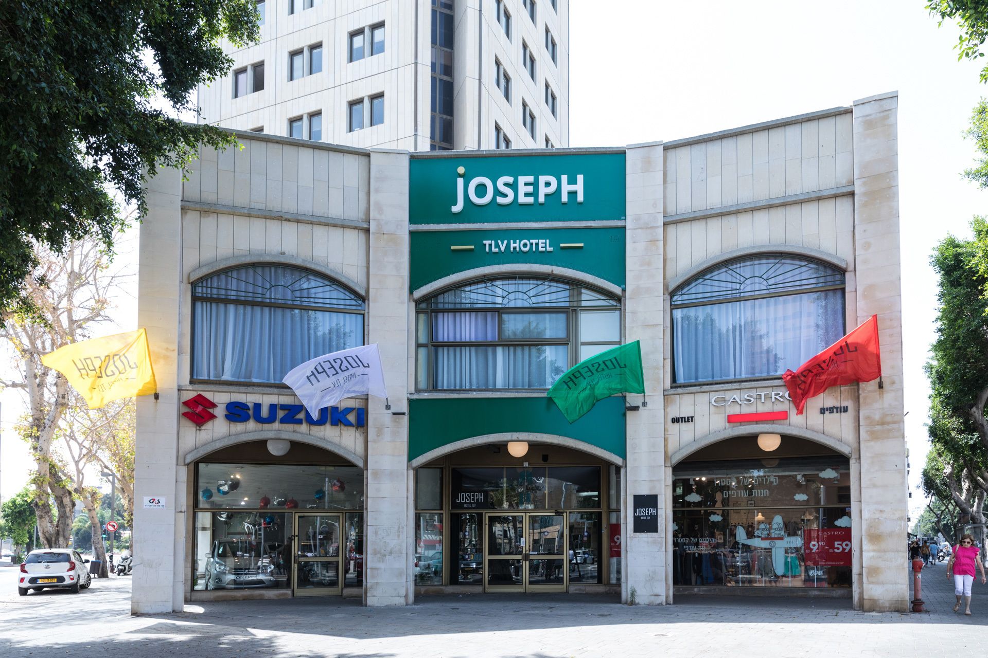 Un hotel llamado 'Joseph' con una tienda 'Suzuki' en la planta baja.