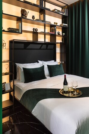 Premium bedding, in-room safe, laptop workspace, iron/ironing board - Joseph Hotel TLV (Tel Aviv)