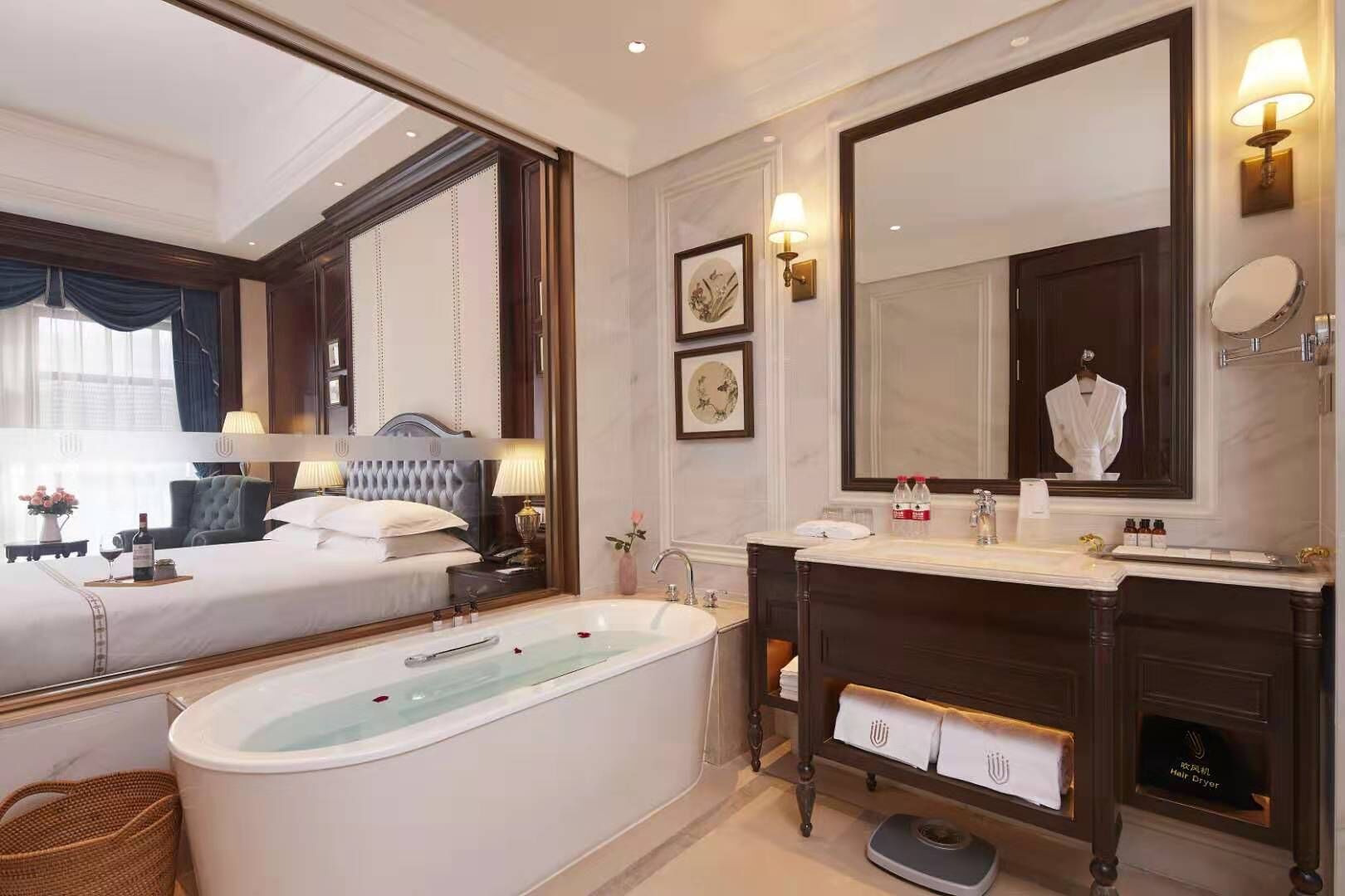 Executive Double Room | Bathroom | Hair dryer, slippers, towels, soap