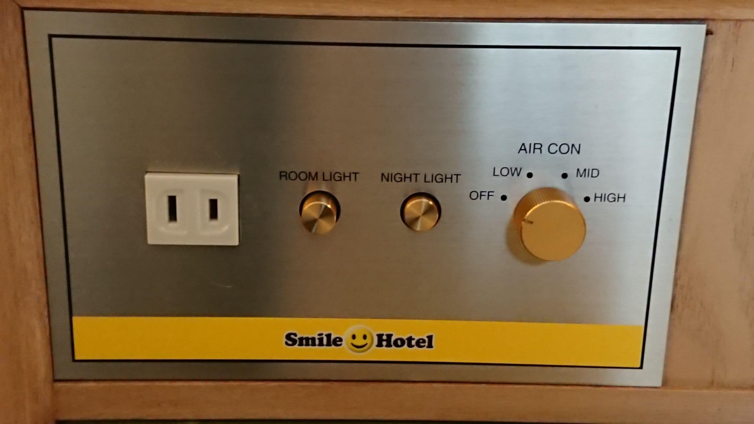 Panel de control con luces de habitación, luz nocturna y controles de aire acondicionado.