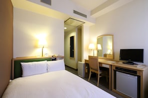 Desk, blackout curtains, iron/ironing board, free WiFi - Smile Hotel Nagoya Shinkansenguchi (Nagoya)