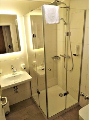 Chambre Standard avec lits jumeaux | Douche de la salle de bain