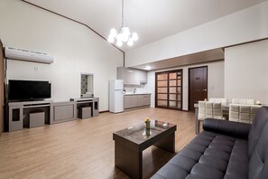 Suite | Living area | Flat-screen TV - Yeoninsan Hot Spring Resort (Gapyeong)