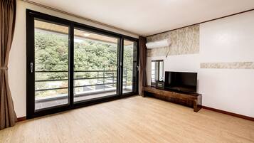 Standard Room | Living area | Flat-screen TV