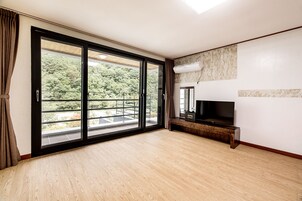 Standard Room | Living area | Flat-screen TV