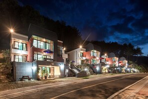 Façade de l’hébergement  – soirée/nuit