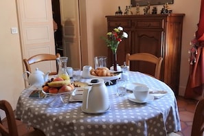 Tägliches inbegriffenes einheimisches Frühstück
