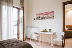 Habitació doble o amb dos llits individuals Deluxe, balcó, vistes al jardí | 1 dormitori, llençols de cotó egipci i roba de llit d'alta qualitat 